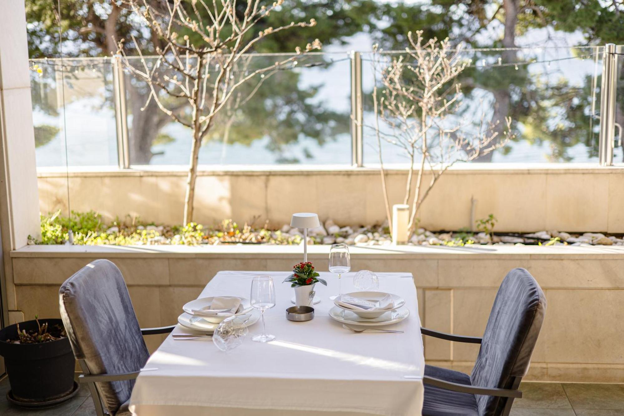 أوميس Rogac Rooms & Restaurant المظهر الخارجي الصورة