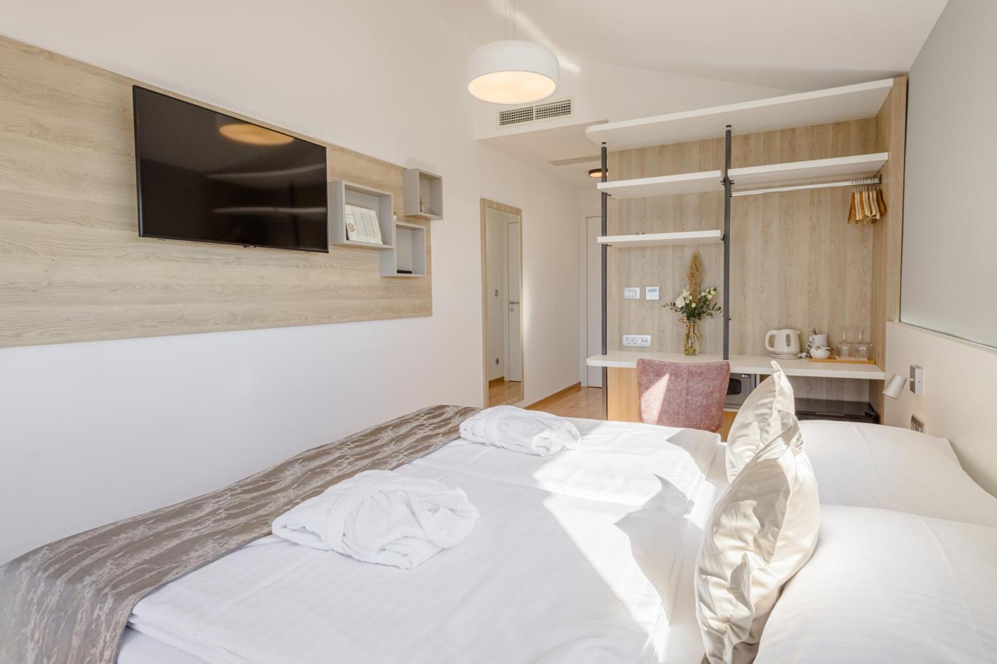 أوميس Rogac Rooms & Restaurant المظهر الخارجي الصورة