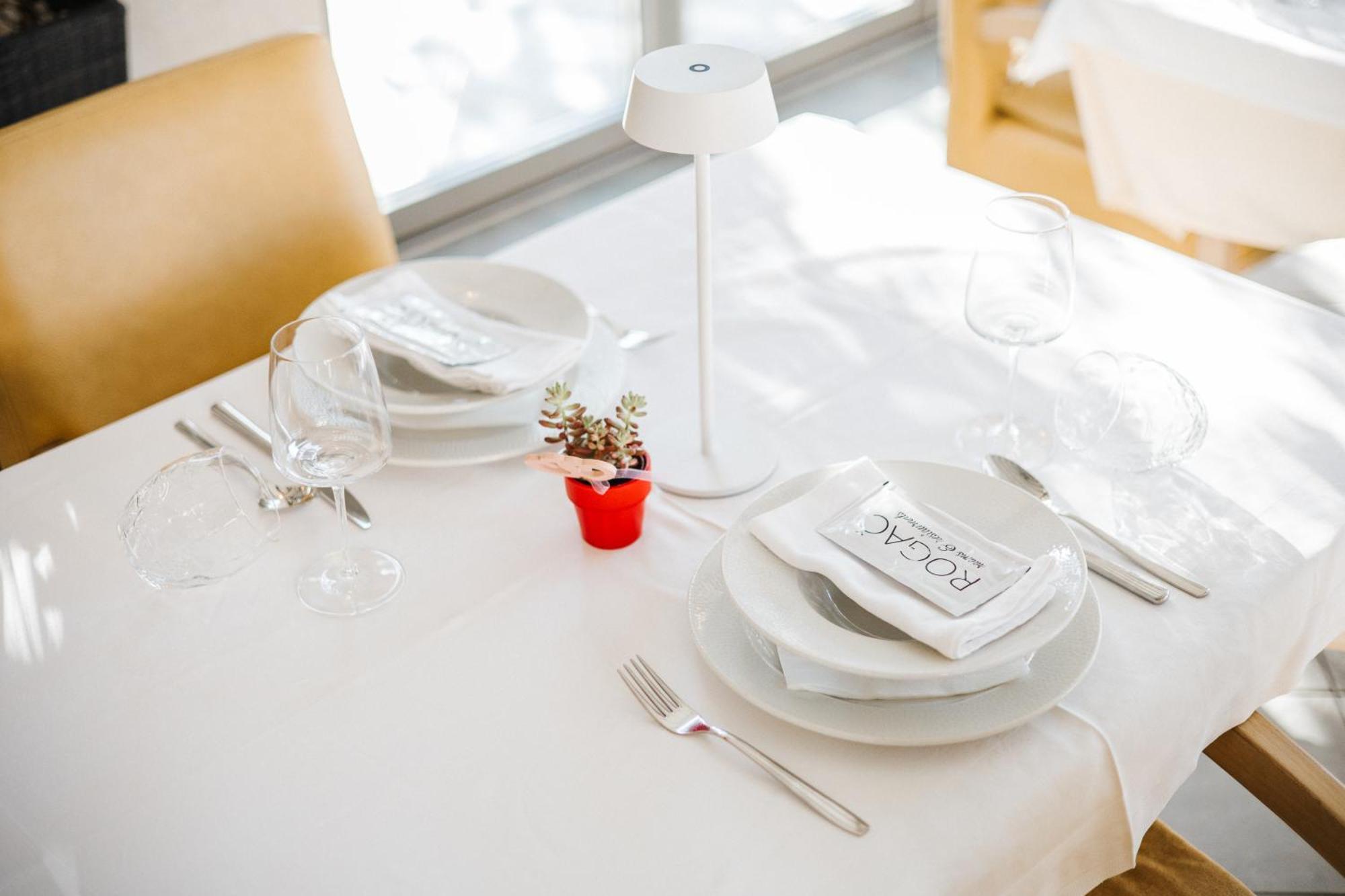 أوميس Rogac Rooms & Restaurant المظهر الخارجي الصورة