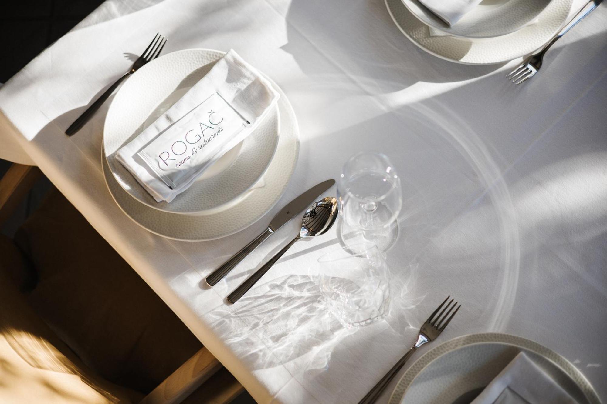 أوميس Rogac Rooms & Restaurant المظهر الخارجي الصورة