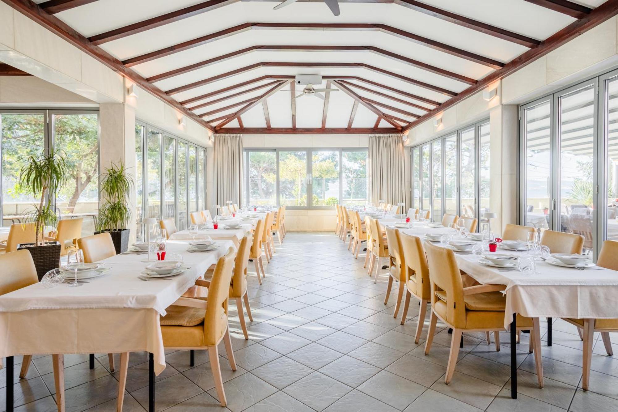 أوميس Rogac Rooms & Restaurant المظهر الخارجي الصورة